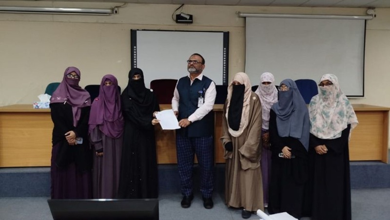 ঢাবিতে প্রকাশ্যে ইসলামী ছাত্রী সংস্থা,উপাচার্যকে স্মারকলিপি পেশ